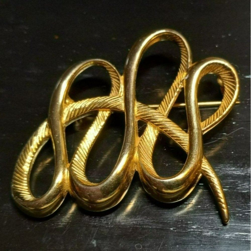 Vintage Signed MJ Ent‎ Scroll Loops Gold Tone Brooch 2"
